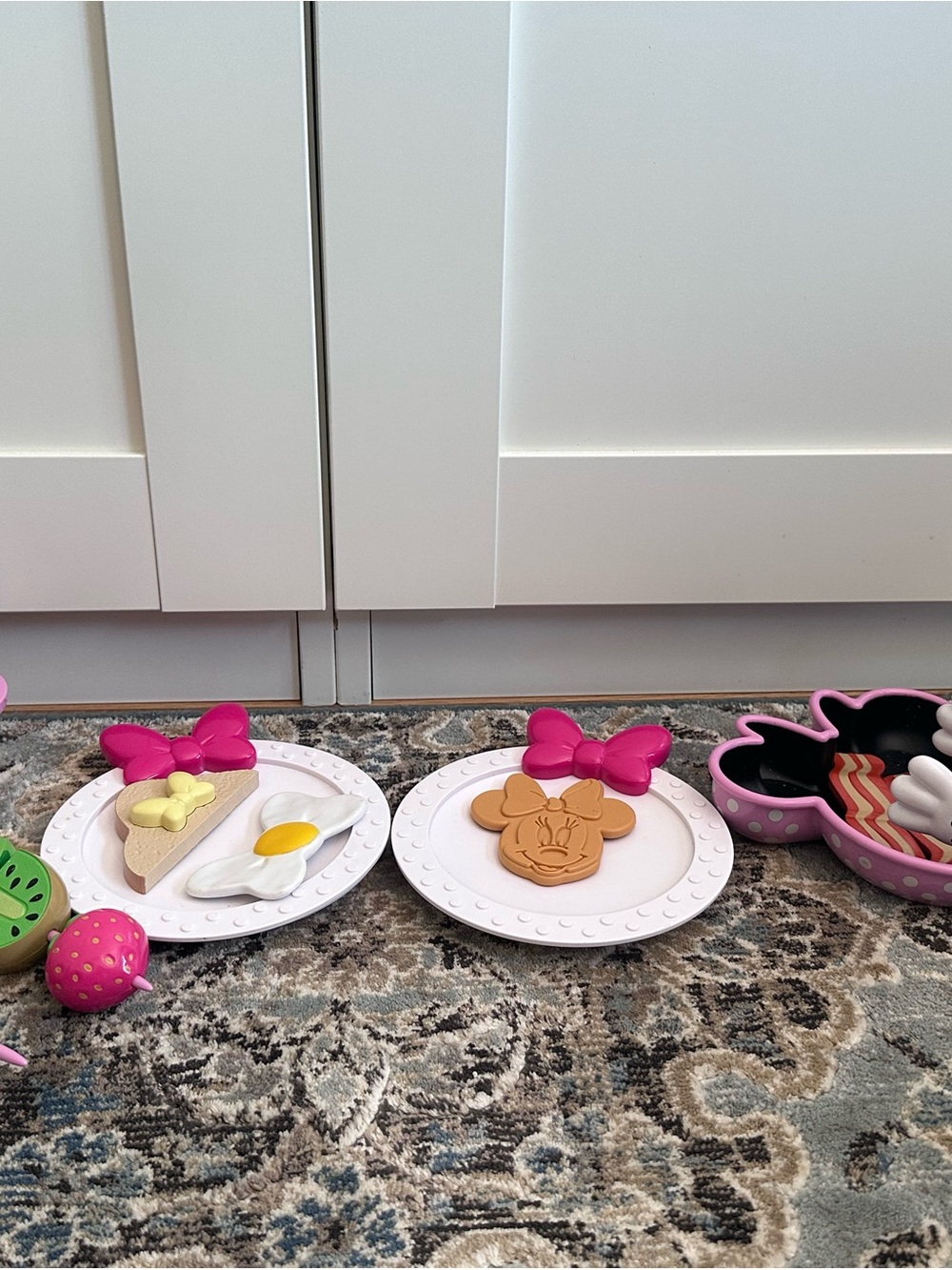 Disney Minnie Mouse Play Dinner Set with Pink Bows and White Plates